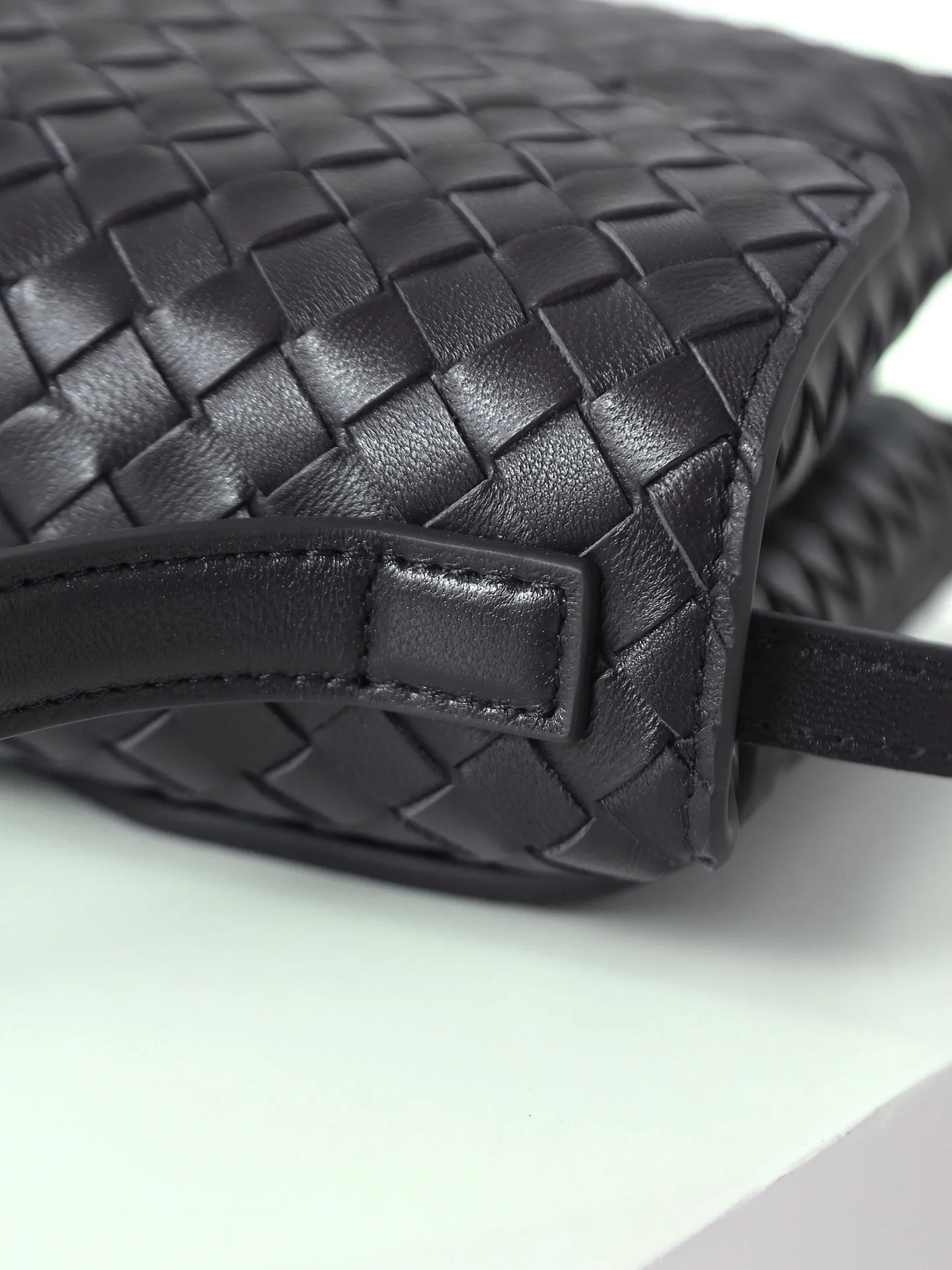 980. BV's new early spring bag Knot Lock series is now on the market! The entire bag shape is presented with 10mm Intrecciato weaving technology, and is equipped with Knot x3 rotating buttons! There are compartments and multiple card slots inside! It is a versatile commuter bag that can be used in various occasions. It has multiple carrying methods, and the shoulder strap is also detachable, hand-held, shoulder-carrying, and cross-body. Retro and fashionable, the exquisite old money style is easy to handle! Size: 25*16*5.5cm Style number: 817191